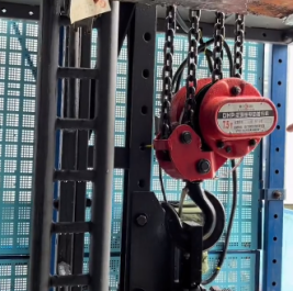 爬架電動(dòng)葫蘆和附墻支座是爬架網(wǎng)順利提升的關(guān)鍵